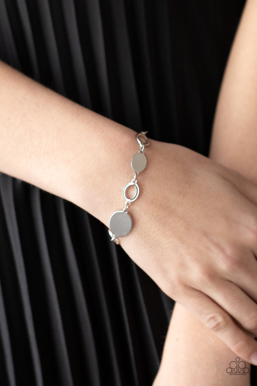 OVAL and Out - Silver (B1224)