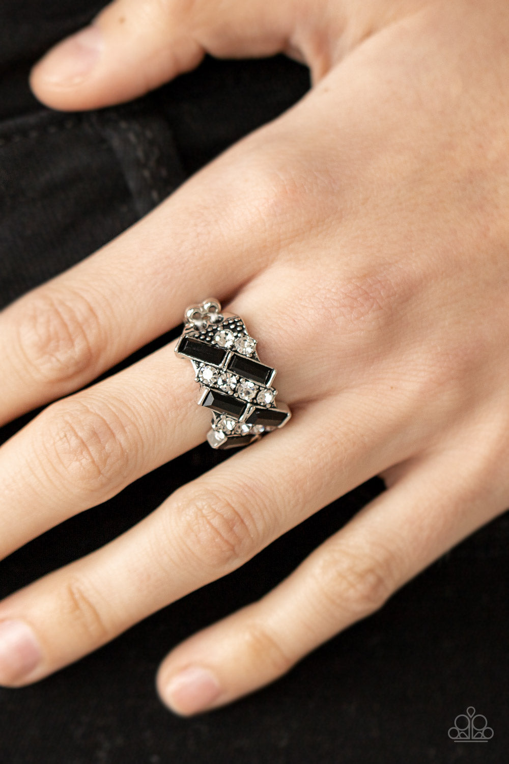 Noble Novelty - Black (R013)