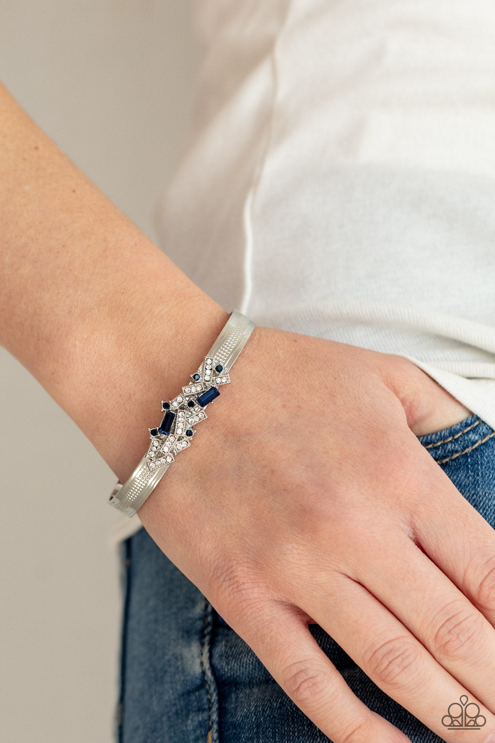 A Chic Clique - Blue (B343)