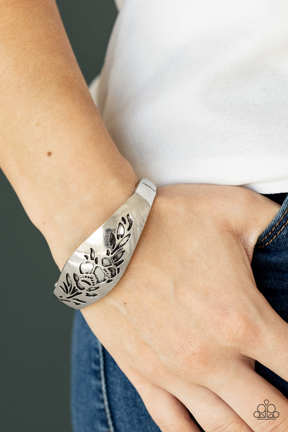 Fond of Florals - Silver (B1178)