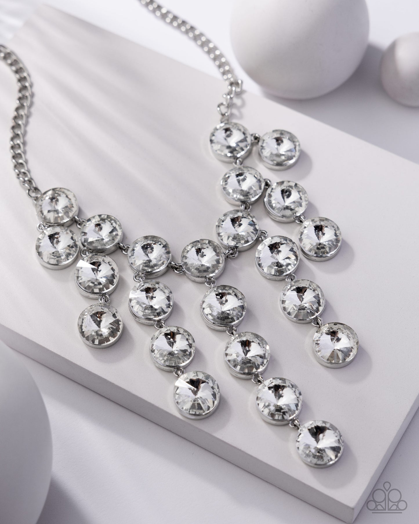 Spotlight Stunner - White (BB48)