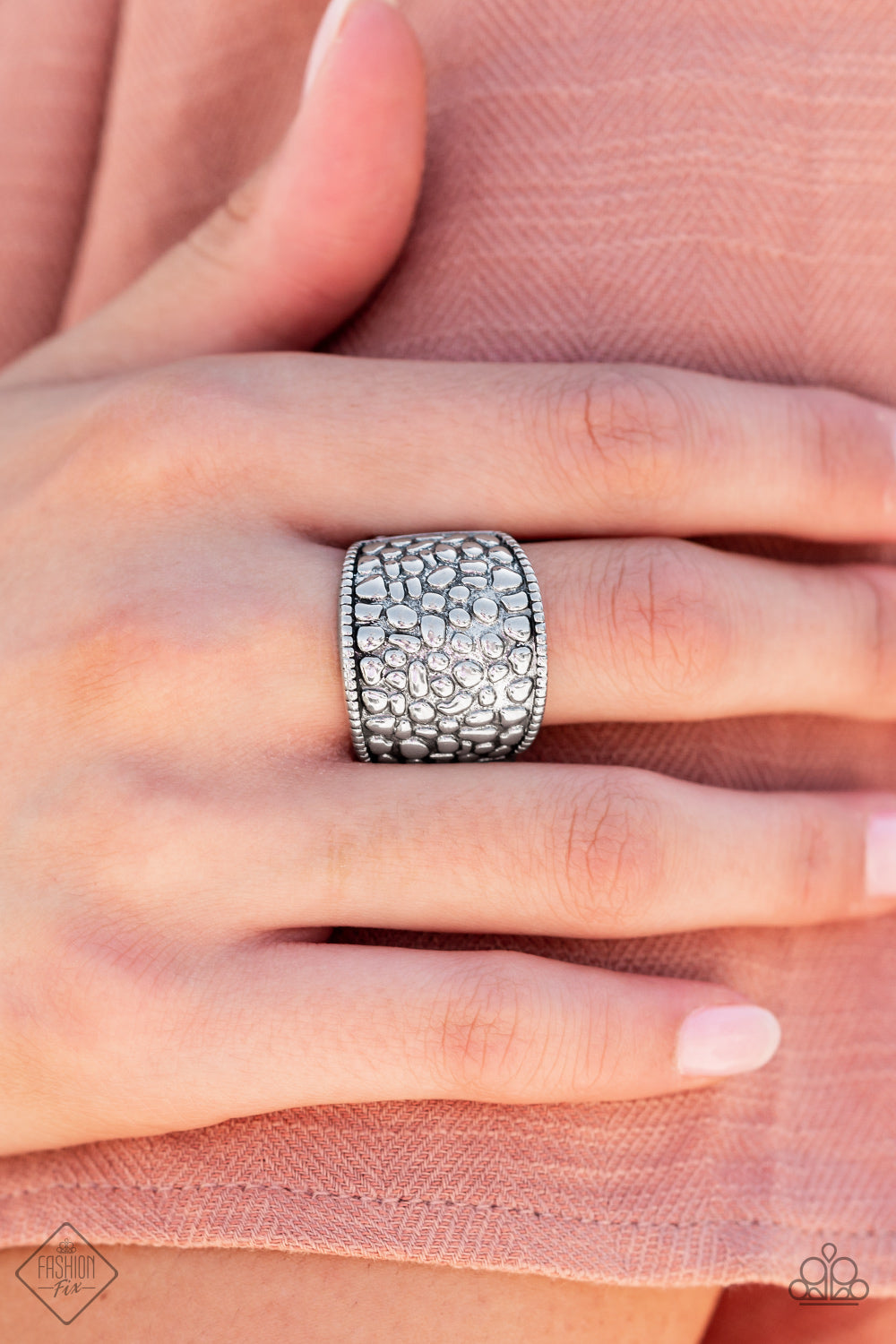 Dotted Decorum - Silver (R654)