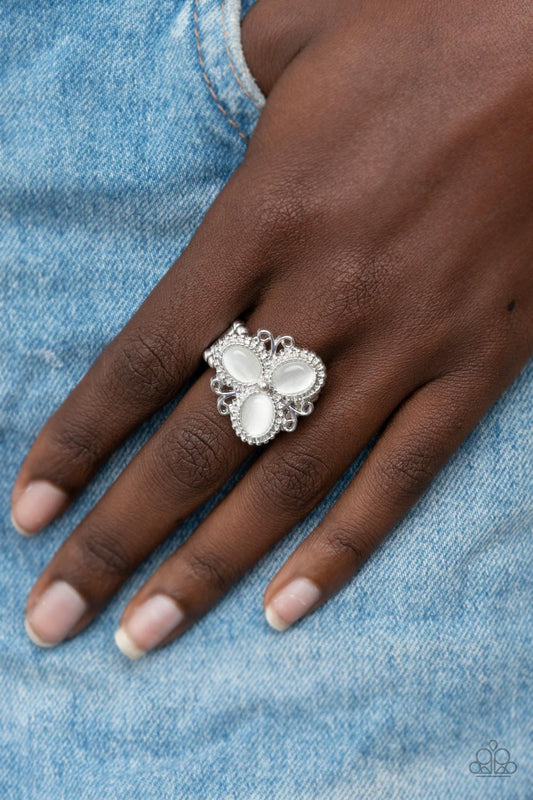 Bewitched Blossoms - White (R946)