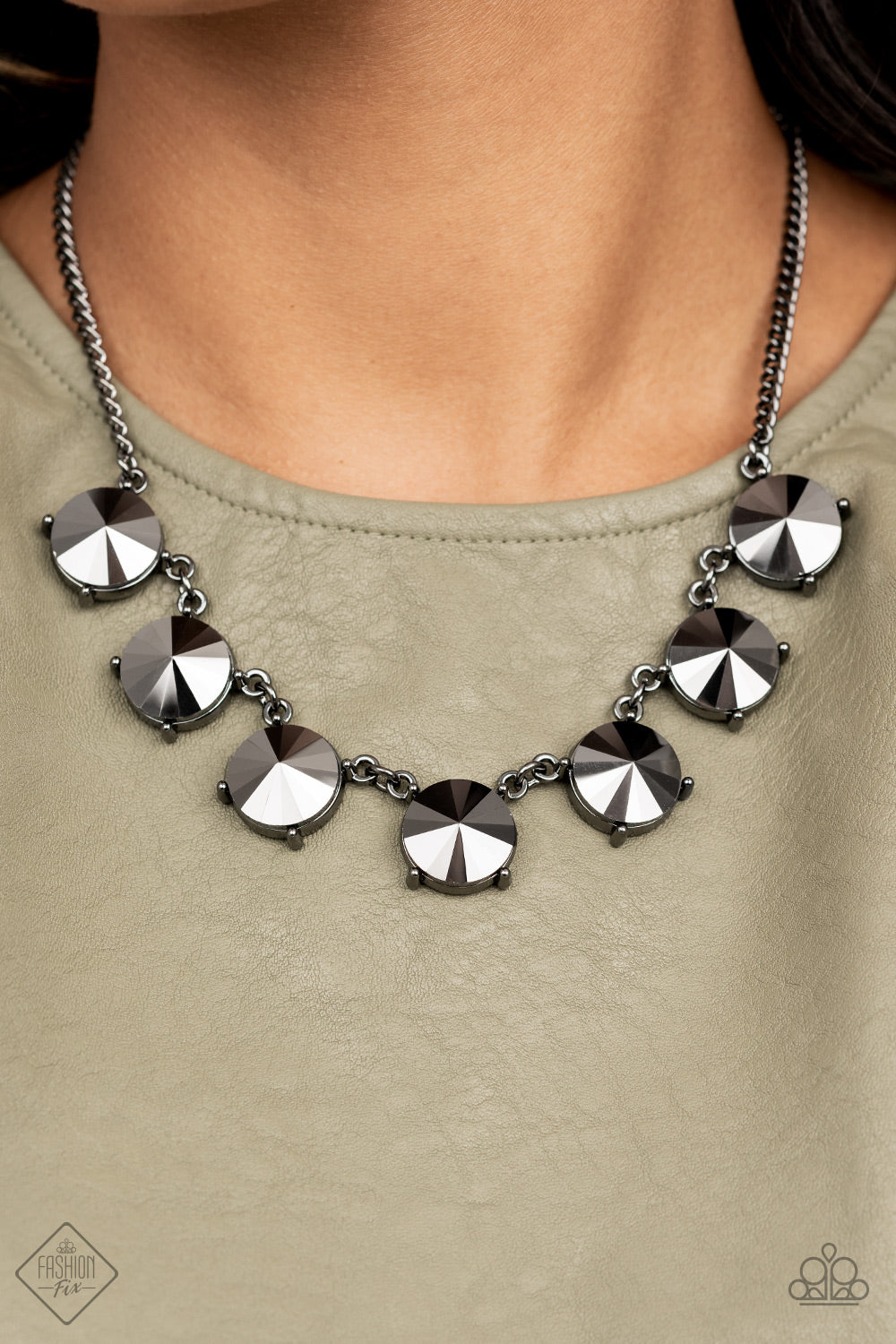 The Showcase Must Go On - Black/gunmetal (N0706)